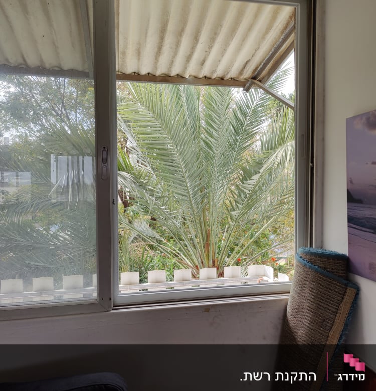 חלון אלומיניום עם מסגרת מתכתית